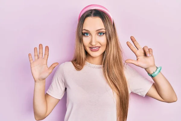 Menina Loira Jovem Vestindo Roupas Casuais Mostrando Apontando Para Cima — Fotografia de Stock