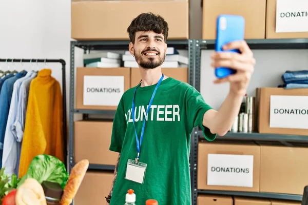 Jonge Spaanse Man Draagt Vrijwilliger Uniform Maken Selfie Door Smartphone — Stockfoto