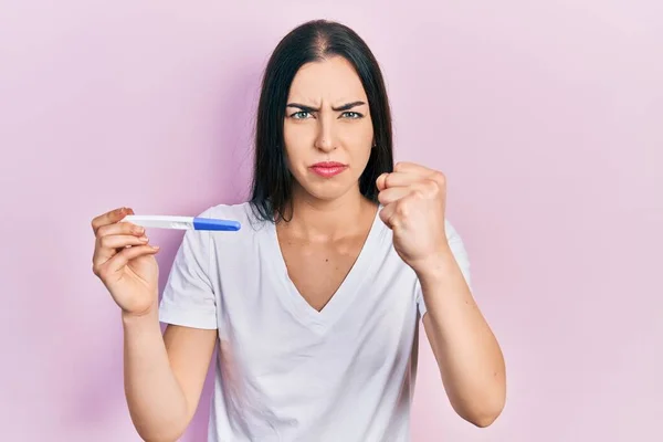 Bella Donna Con Gli Occhi Azzurri Che Tengono Risultato Del — Foto Stock