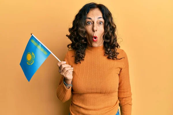 Middelbare Leeftijd Spaanse Vrouw Met Kazachstan Vlag Bang Verbaasd Met — Stockfoto