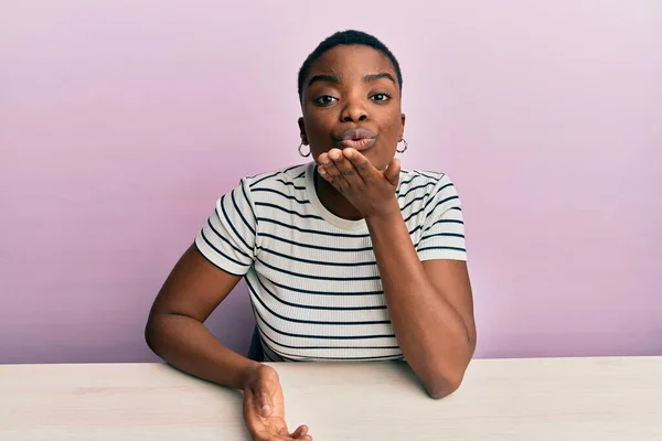 Young African American Woman Wearing Casual Clothes Sitting Table Looking — Stok fotoğraf