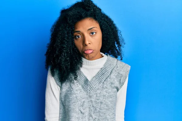 Afroamerikanerin Mit Afro Haaren Lässigem Winterpullover Deprimiert Und Besorgt Über — Stockfoto