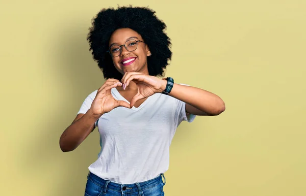 Jeune Femme Afro Américaine Portant Shirt Blanc Décontracté Souriant Amour — Photo