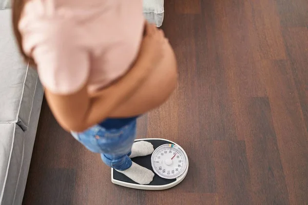 Young Latin Woman Pregnant Measuring Weight Home — Stock Photo, Image