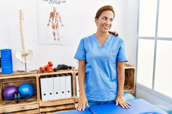 Middle Age Hispanic Physiotherapist Woman Working Pain Recovery Clinic Looking — Fotografia de Stock
