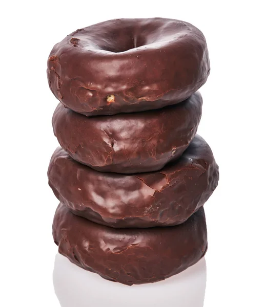一堆堆白色背景的巧克力甜甜圈 — 图库照片