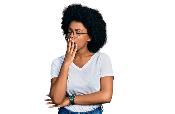 カジュアルな白いTシャツを着た若いアフリカ系アメリカ人女性は 手で口を覆い疲れてあくびを退屈させた 落ち着きもなく眠気もなく — ストック写真