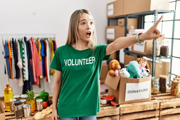 Asiático Jovem Mulher Vestindo Voluntário Shirt Doações Stand Apontando Com — Fotografia de Stock