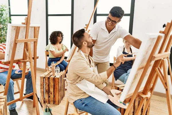 Umění Muž Učitel Usmívá Šťastný Pohled Čerpat Barvy Studenta Studiu — Stock fotografie