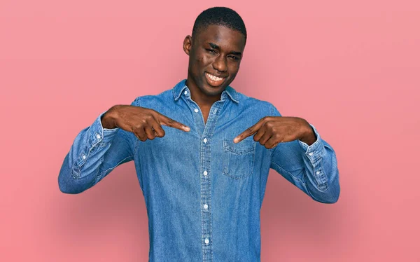Ung Afrikansk Amerikan Man Bär Casual Kläder Ser Säker Med — Stockfoto