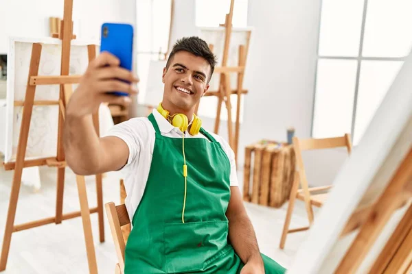 Νεαρός Ισπανός Χαμογελαστός Άντρας Αυτοπεποίθηση Βγάζει Selfie Από Smartphone Στο — Φωτογραφία Αρχείου