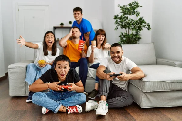 Groep Van Jonge Vrienden Glimlachen Gelukkig Spelen Videospel Thuis — Stockfoto