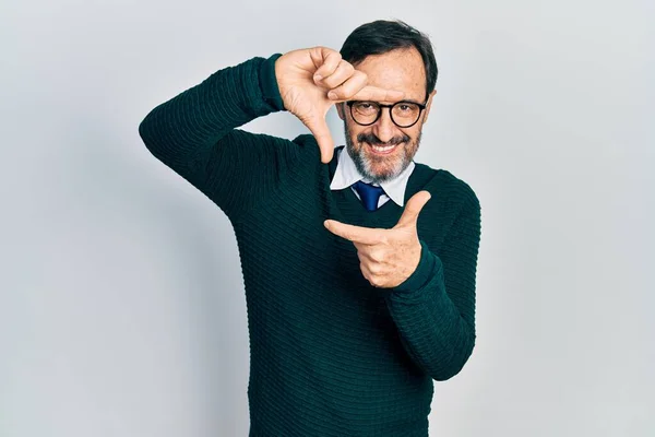 Homem Hispânico Meia Idade Vestindo Roupas Casuais Óculos Sorrindo Fazendo — Fotografia de Stock