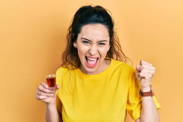 Ung Latinamerikansk Kvinna Dricker Whisky Skott Skriker Stolt Firar Seger — Stockfoto