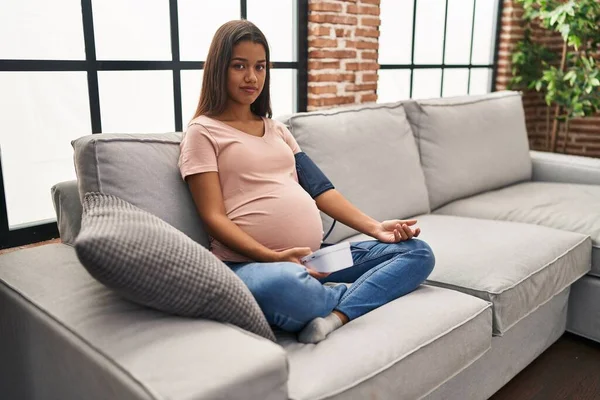 Jonge Zwangere Vrouw Met Behulp Van Bloeddruk Monitor Zitten Bank — Stockfoto