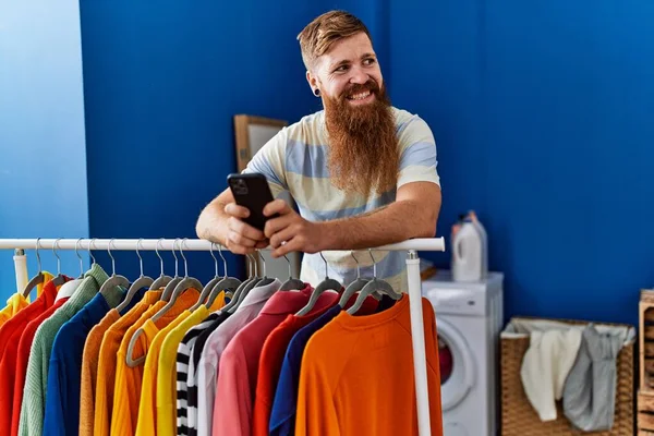 Jonge Roodharige Man Lacht Vol Vertrouwen Met Behulp Van Smartphone — Stockfoto