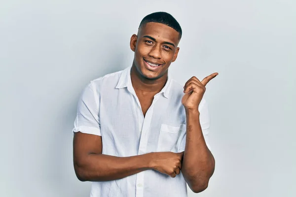 Νεαρός Μαύρος Άνδρας Φοράει Λευκό Πουκάμισο Μεγάλο Χαμόγελο Στο Πρόσωπο — Φωτογραφία Αρχείου