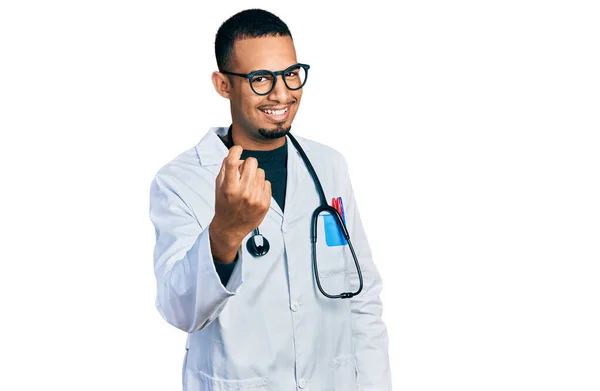 Joven Afroamericano Hombre Vistiendo Uniforme Médico Estetoscopio Señas Vienen Aquí — Foto de Stock