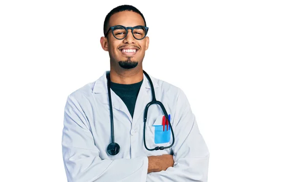 Joven Hombre Afroamericano Vistiendo Uniforme Médico Estetoscopio Cara Feliz Sonriendo — Foto de Stock