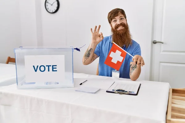 Кавказский Человек Длинной Бородой Выборах Политической Кампании Держа Швейцарский Флаг — стоковое фото