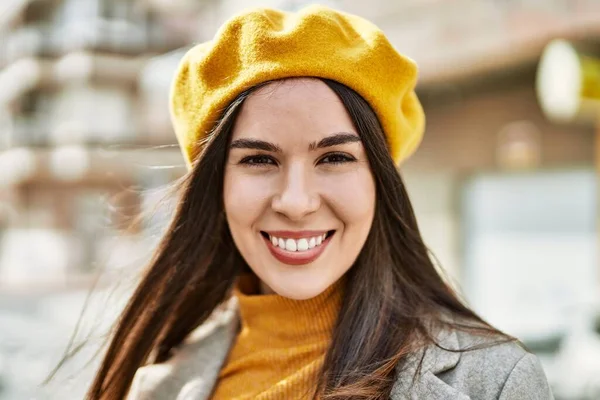 Jong Hispanic Meisje Glimlachen Gelukkig Staan Stad — Stockfoto