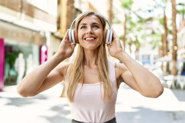 Mooie Blonde Vrouw Glimlachen Gelukkig Buiten Een Zonnige Dag Het — Stockfoto