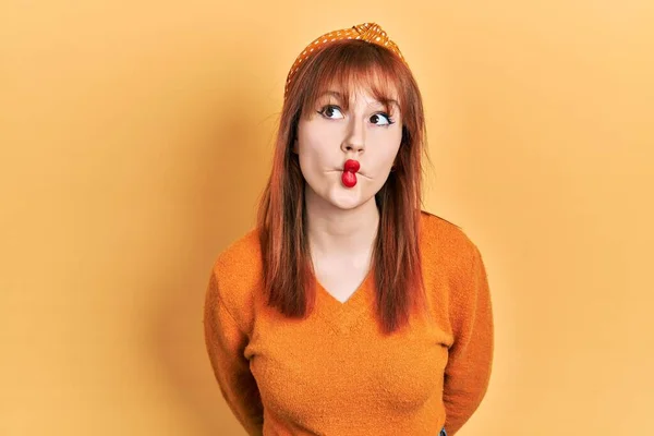 Vörös Hajú Fiatal Alkalmi Narancssárga Pulóvert Visel Halfejet Vágva Ajkakkal — Stock Fotó