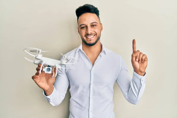 Mladý Arabský Muž Používající Dron Úsměvem Nápadem Nebo Otázkou Ukazující — Stock fotografie