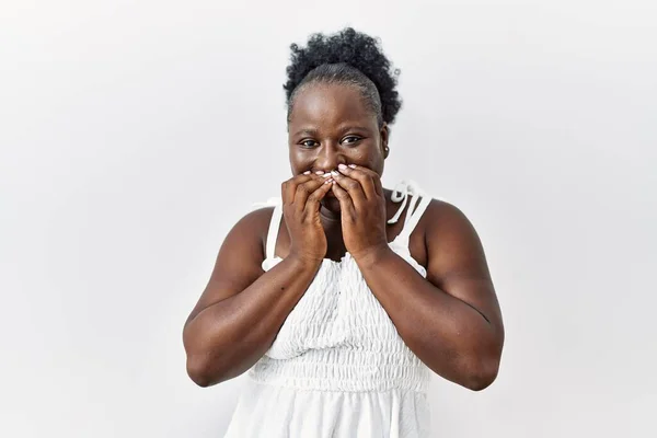 Mujer Africana Joven Pie Sobre Fondo Blanco Aislado Riendo Riéndose —  Fotos de Stock