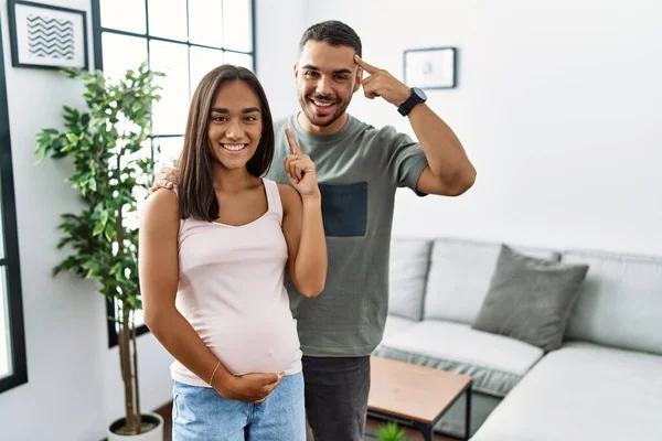 Joven Pareja Interracial Esperando Bebé Tocando Vientre Embarazada Sonriendo Apuntando — Foto de Stock