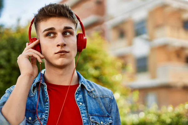 Junger Kaukasier Mit Kopfhörern Hört Musik Der Stadt — Stockfoto