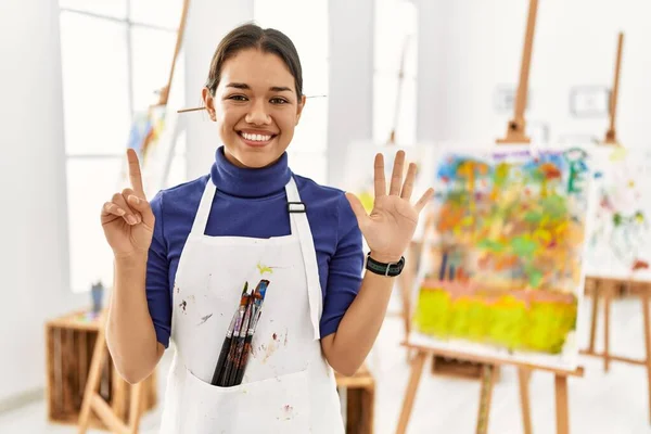 Joven Morena Estudio Arte Mostrando Apuntando Hacia Arriba Con Los — Foto de Stock