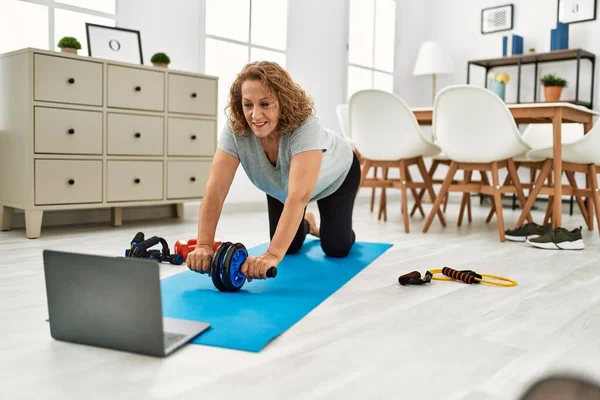 Middle Age Caucasian Woman Training Abs Using Roller Home — Stock Fotó