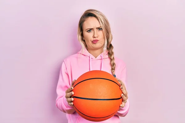 Schöne Junge Blonde Frau Hält Basketballball Skeptisch Und Nervös Und — Stockfoto