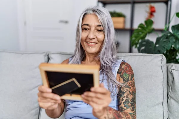 Middle Age Grey Haired Woman Smiling Confident Looking Photo Home — Stock Photo, Image