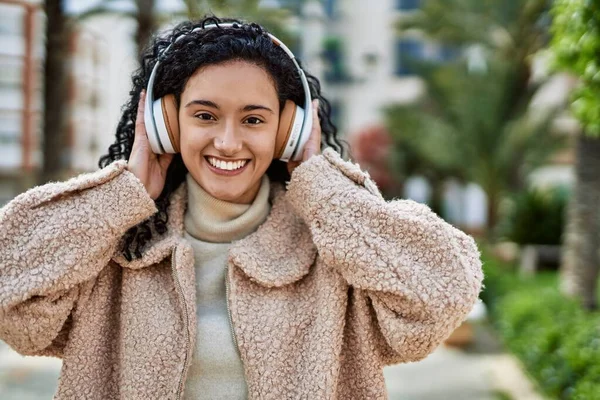 Jonge Latino Vrouw Glimlachen Zelfverzekerd Luisteren Naar Muziek Park — Stockfoto