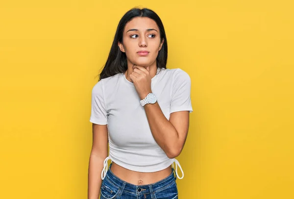 Junges Hispanisches Mädchen Lässigem Weißem Shirt Berührt Schmerzhaften Hals Halsschmerzen — Stockfoto