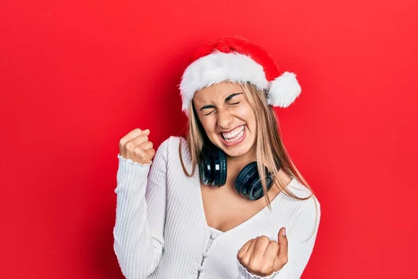 Красива Іспаномовна Жінка Різдвяному Капелюсі Навушниках Святкує Здивований Вражений Успіхом — стокове фото
