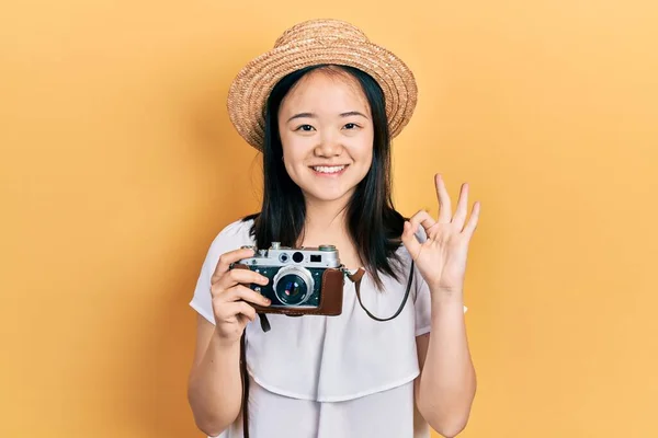Jong Chinees Meisje Dragen Zomer Hoed Houden Vintage Camera Doet — Stockfoto