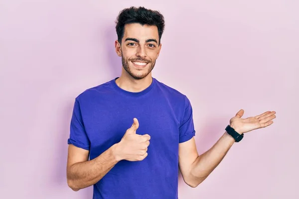 Jovem Hispânico Homem Vestindo Casual Shirt Mostrando Palma Mão Fazendo — Fotografia de Stock