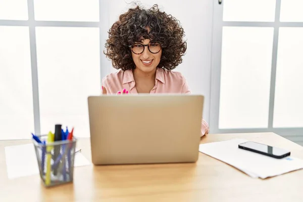 Jovem Empresária Oriente Médio Usando Laptop Trabalhando Escritório — Fotografia de Stock