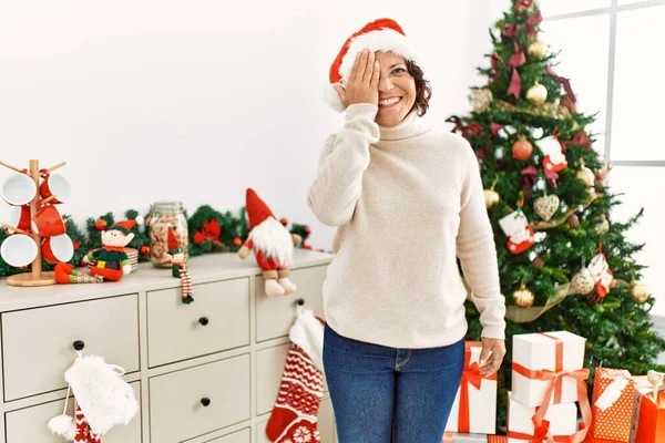 Donna Ispanica Mezza Età Piedi Vicino All Albero Natale Che — Foto Stock