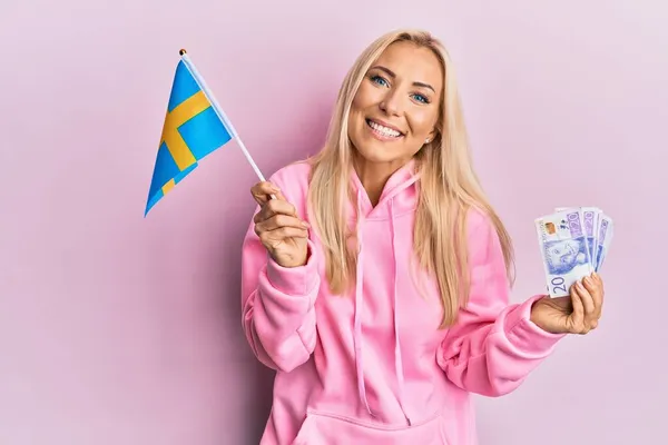 Jonge Blonde Vrouw Met Zweedse Vlag Kroon Bankbiljetten Vieren Gek — Stockfoto