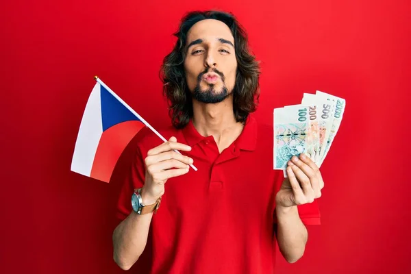Joven Hombre Hispano Sosteniendo Bandera República Checa Billetes Corea Mirando —  Fotos de Stock