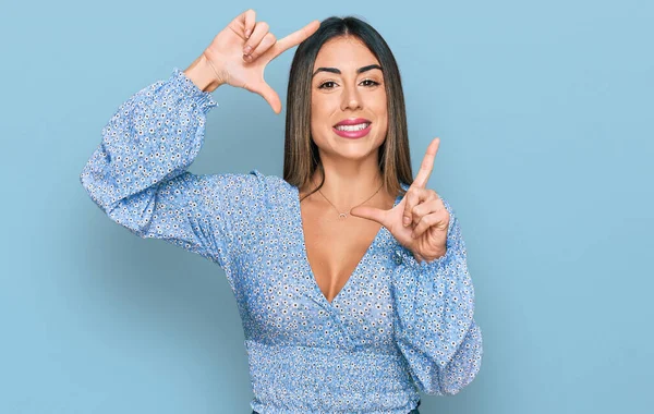 Jonge Latijns Amerikaanse Vrouw Casual Kleding Glimlachende Maken Frame Met — Stockfoto