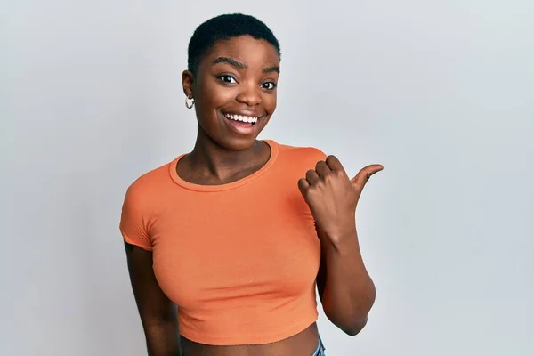 Young African American Woman Wearing Casual Orange Shirt Smiling Happy — Φωτογραφία Αρχείου