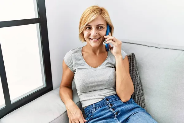 Mulher Loira Meia Idade Sorrindo Confiante Falando Smartphone Casa — Fotografia de Stock