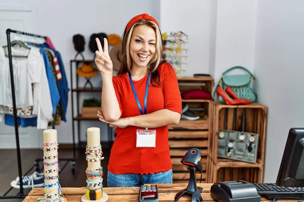 Молода Біла Жінка Працює Менеджером Роздрібному Магазині Посміхаючись Щасливим Обличчям — стокове фото