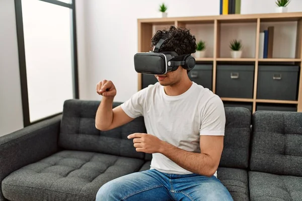 Jonge Latino Man Spelen Met Virtual Reality Bril Zitten Bank — Stockfoto