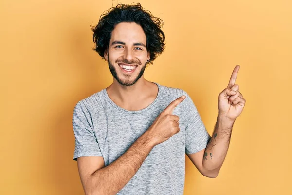 Knappe Latino Man Met Casual Grijs Shirt Lachend Kijkend Naar — Stockfoto